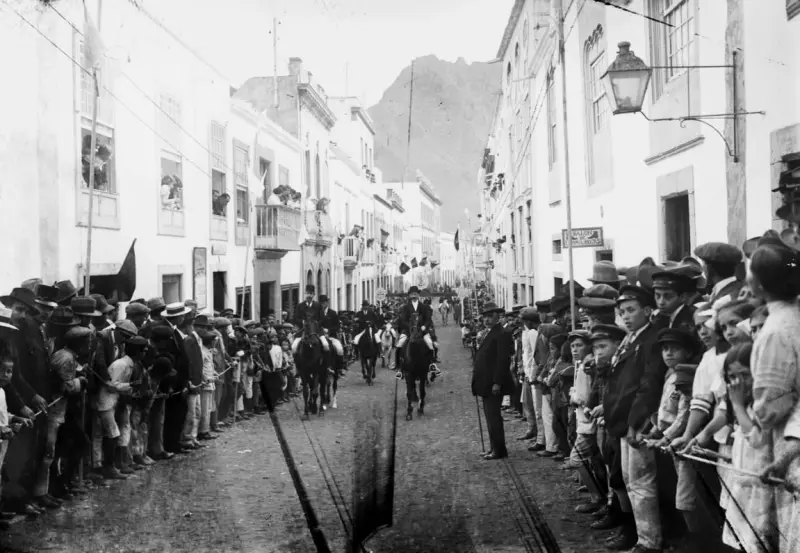 Carrera de sortijas en la calle Anselmo Pérez de Brito